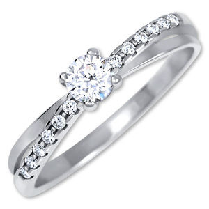 Brilio Půvabný prsten s krystaly z bílého zlata 229 001 00810 07 50 mm