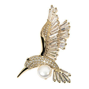 JwL Luxury Pearls Okouzlující pozlacená brož kolibřík s pravou perlou JL0516
